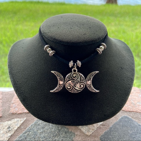 Triple moon celtic knot design choker necklace - Picture 8 of 13